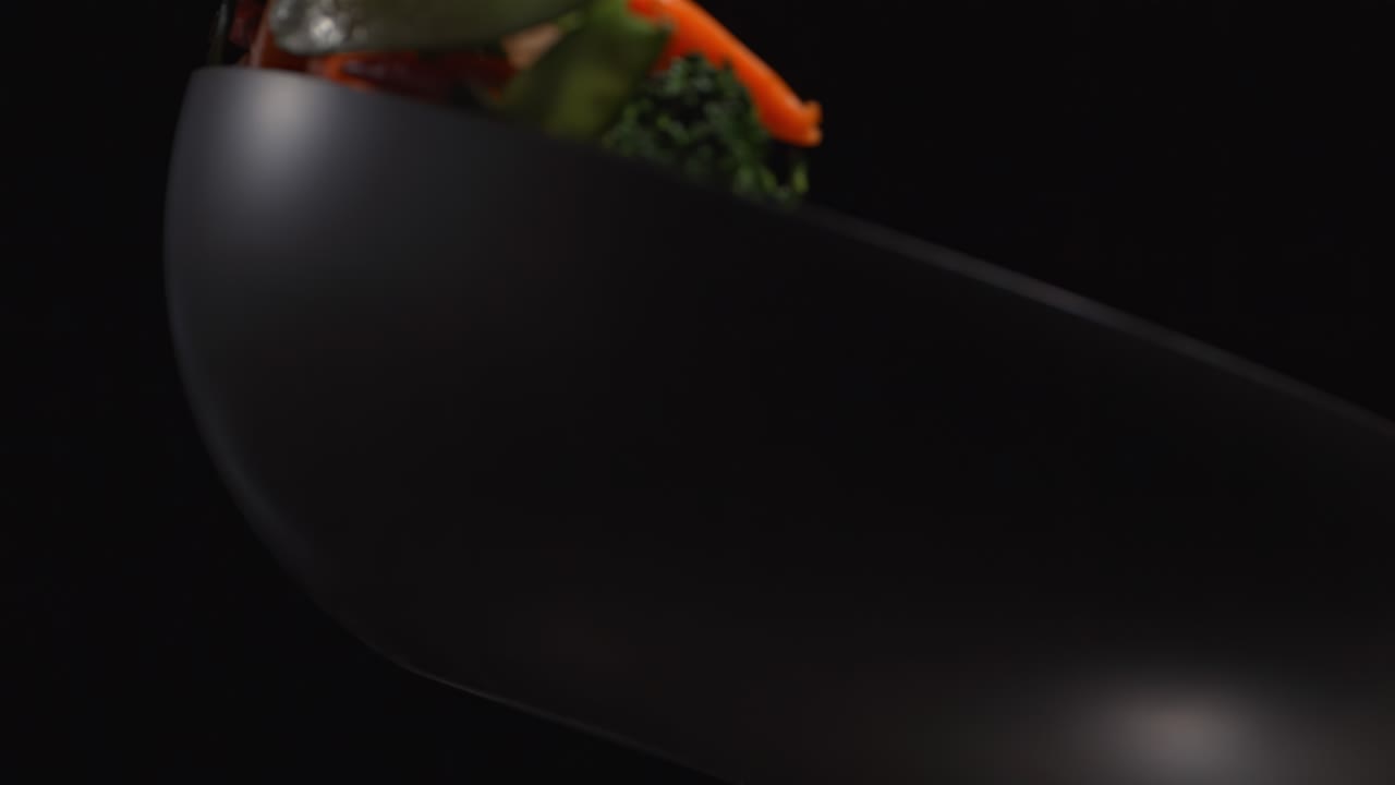 la comida se arroja en un wok en cámara lenta
