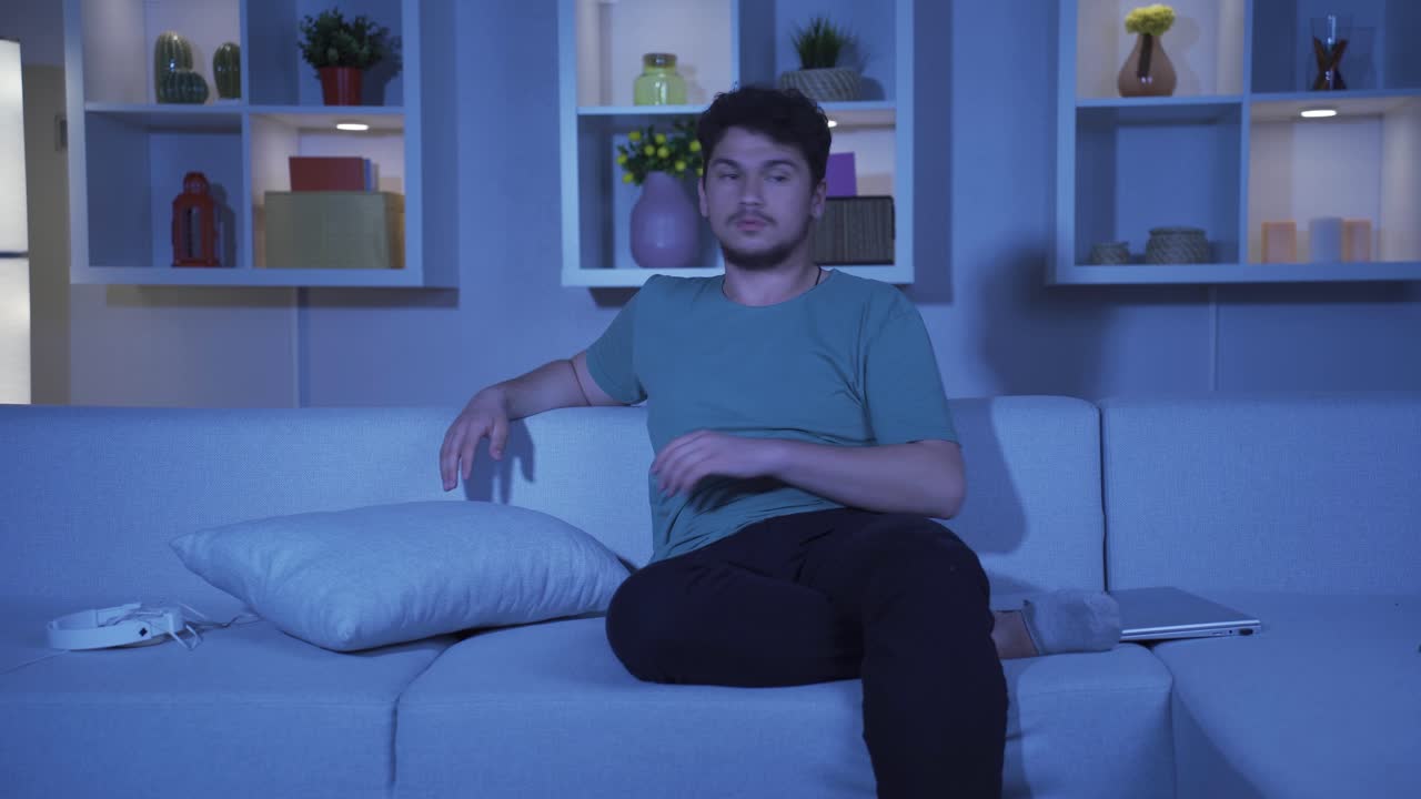 por la noche en casa, el hombre paranoico sueña en su cabeza y tiene miedo.