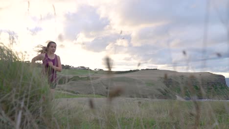 mujer corriendo ejercicio hermosa ubicación al amanecer disparo de cámara de bajo ángulo