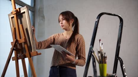 mujer pintando en un estudio de arte