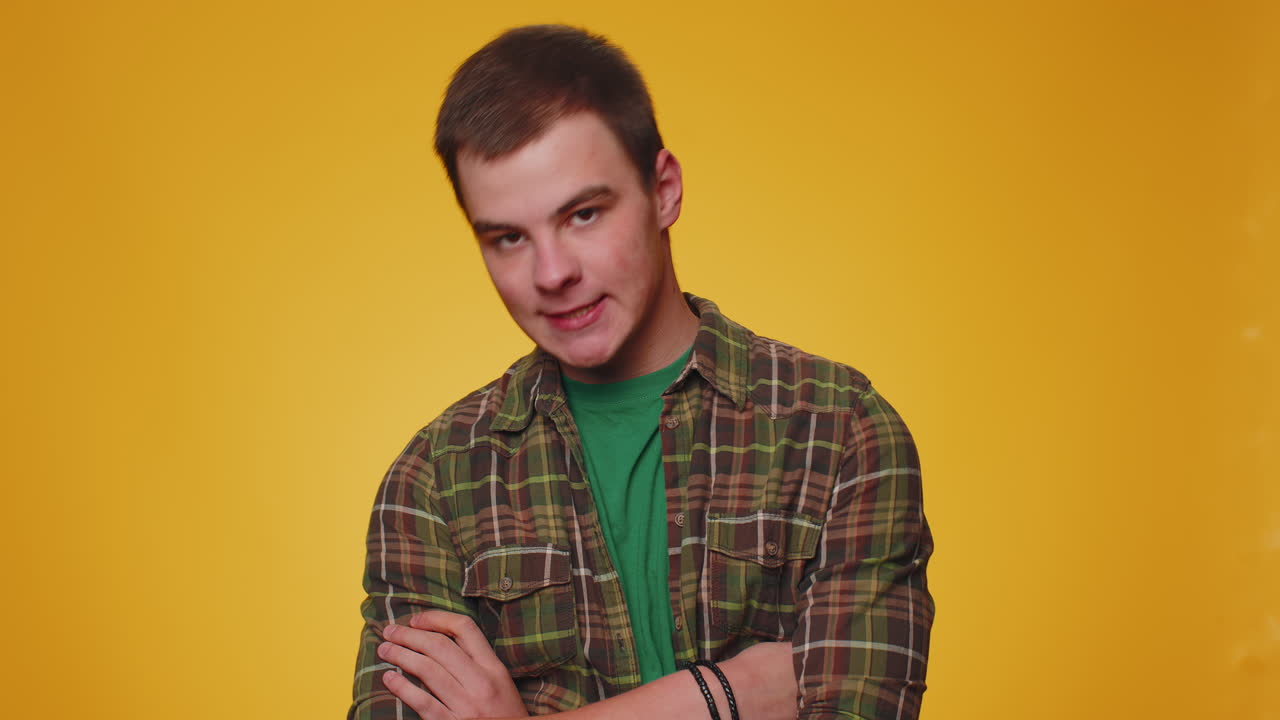 불만족한 남자가 머리를 흔들고, 아니, 짜증을 표현하고, 지루함을 느끼고, 실망한 결과, 나쁜 소식