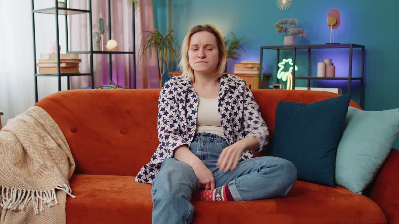 슬픈 외로운 백인 소녀는 사려 깊게 생각하고 인생의 걱정에 대해 생각하며 불공평한 상황에서 고통받습니다.