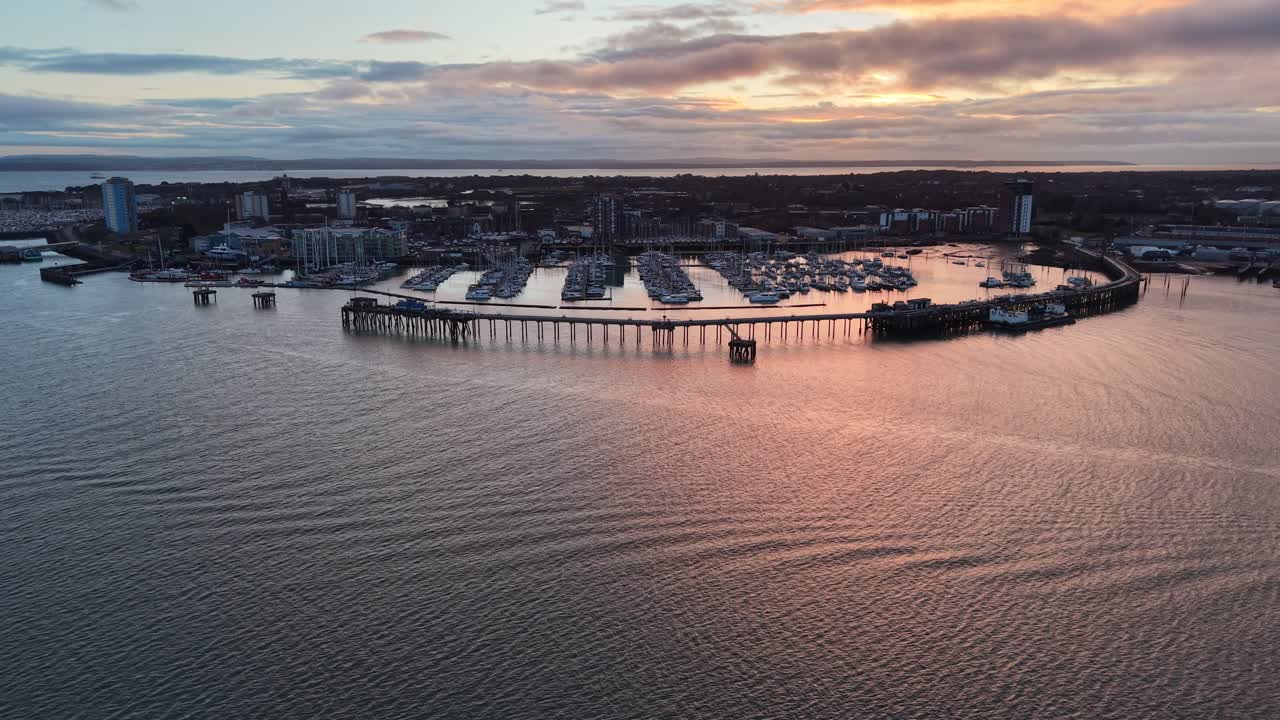 Solnedgång över Gosport marina Storbritannien. Panorerande drönarvy.