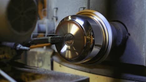haciendo ollas de acero en la fábrica