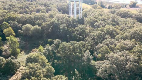 empujando hacia la torre de agua en las alturas de muskegon