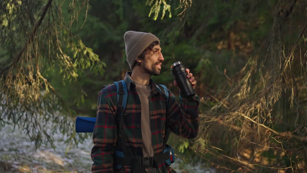 Uomo che fa un'escursione nella foresta