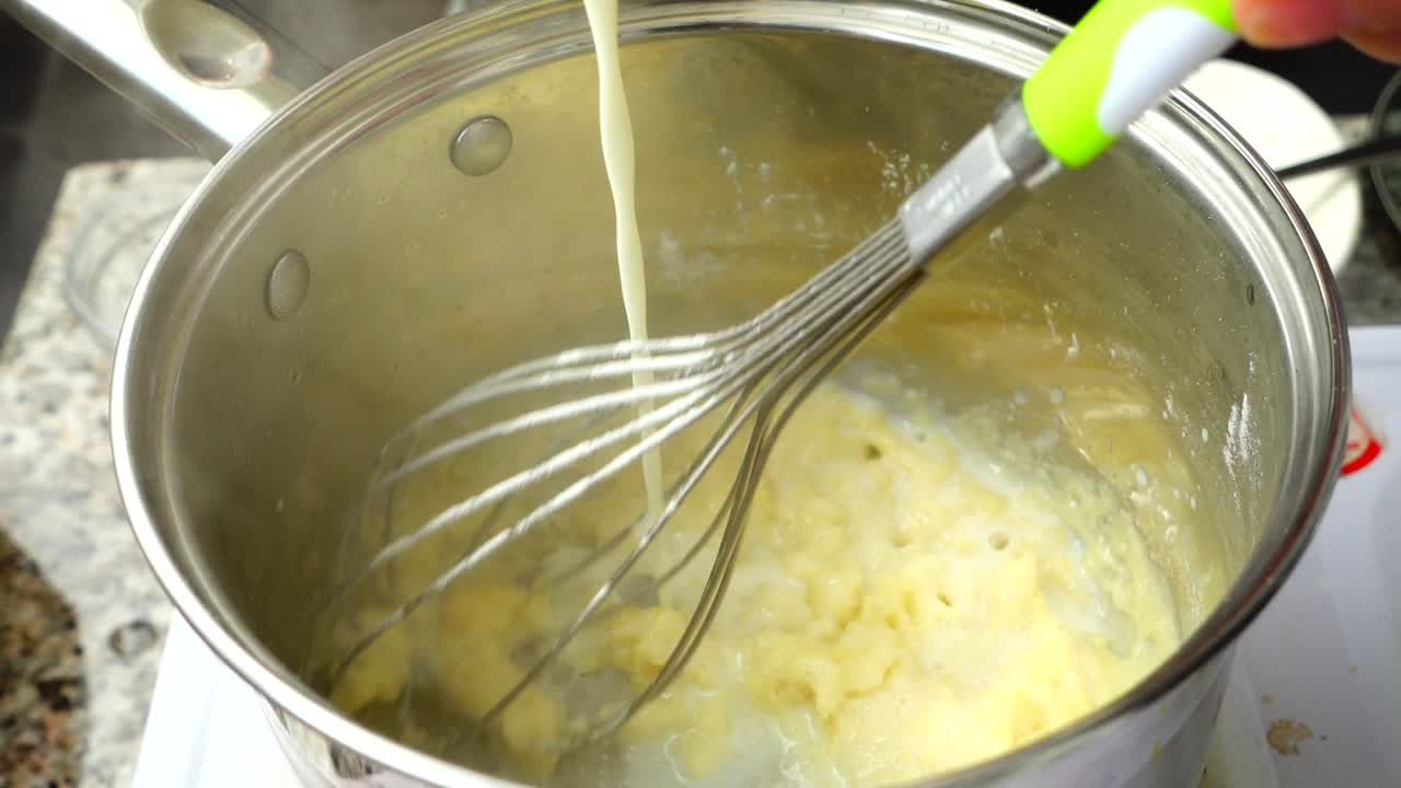 Preparazione della salsa besciamella