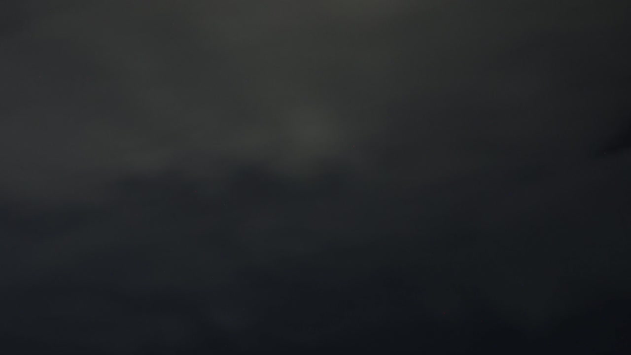 nuvens escuras movendo-se através de um céu noturno