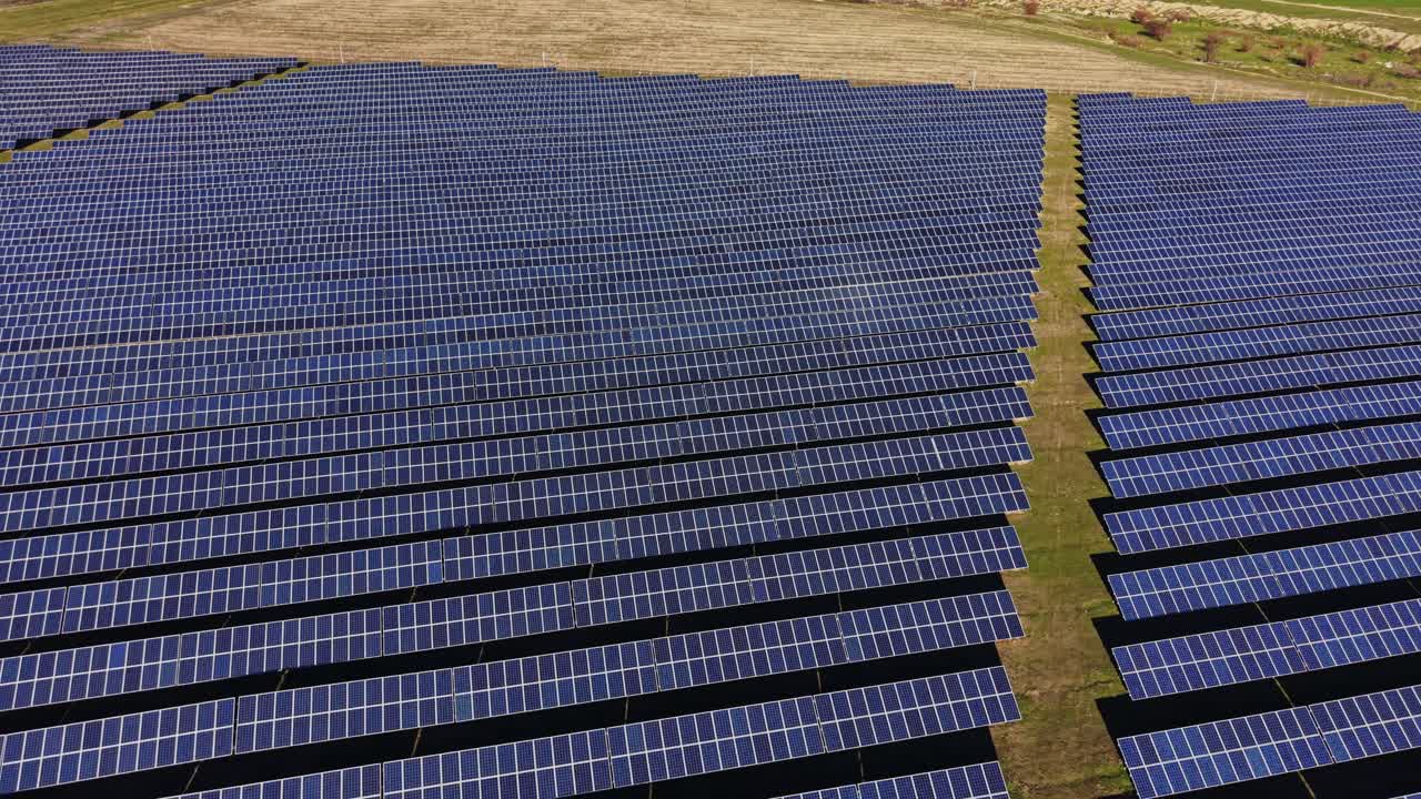 Stor solcellepark i et landområde på en solskinsdag