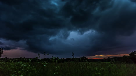 Dramatischer-Himmel-Im-Zeitraffer.-Stimmungsvolle-Wolkeneinstellung