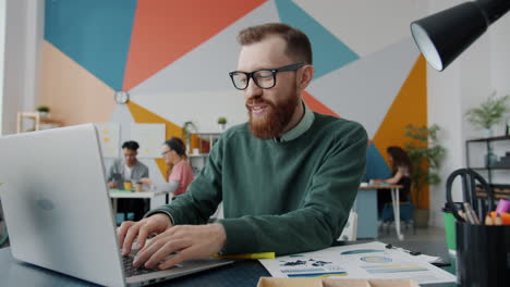 equipo de negocios trabajando en una oficina moderna