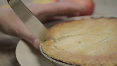cortando una porción de postre de tarta de manzana con un cuchillo-1