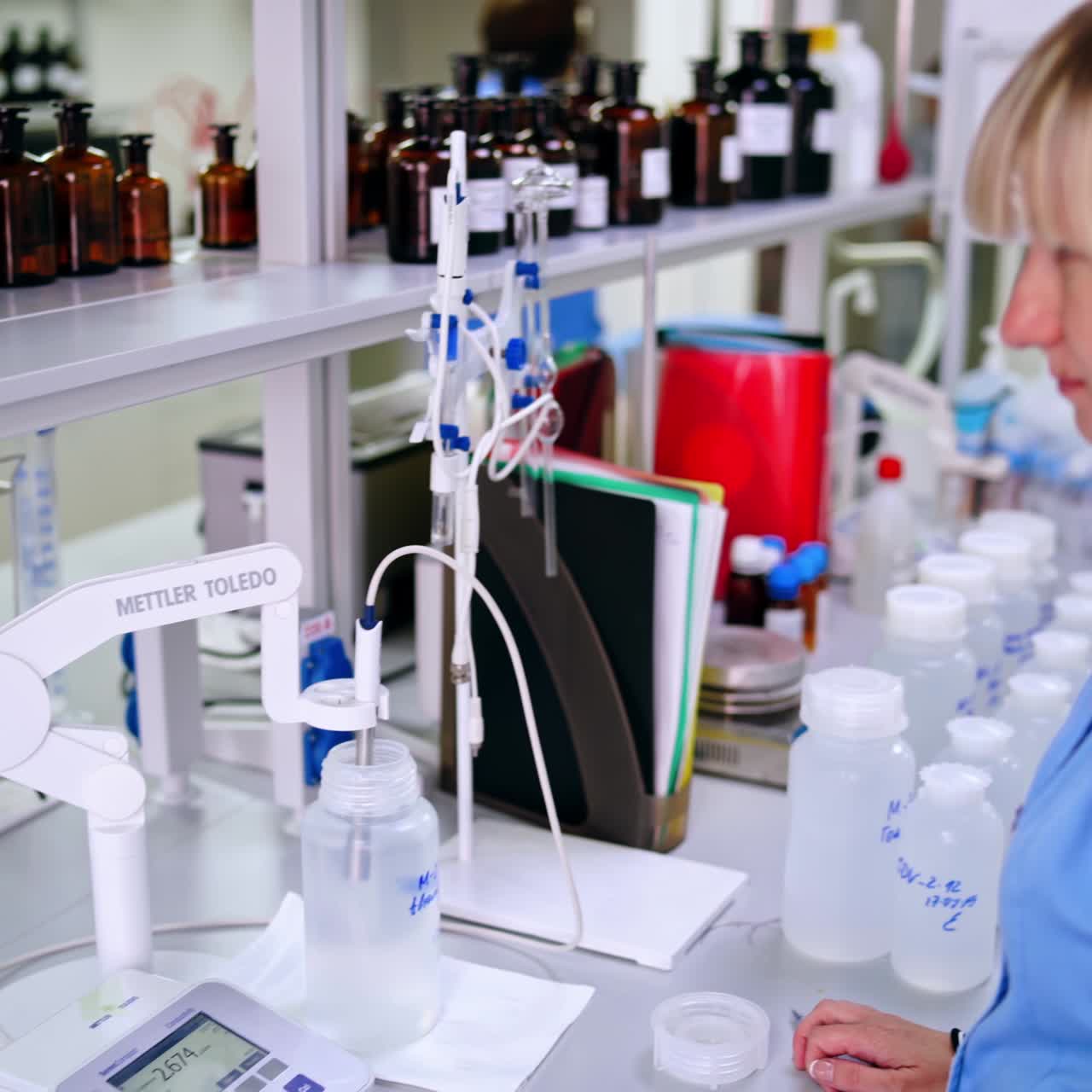 Scienziato che lavora in un laboratorio