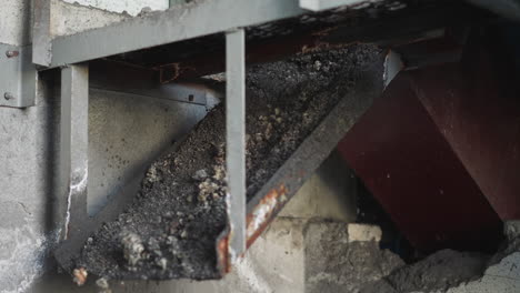 el carbón se vierte desde el alimentador en el almacenamiento de la planta industrial