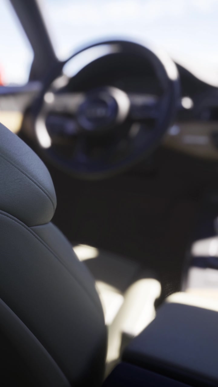 Interno auto con volante e sedile in pieno sole in un parcheggio