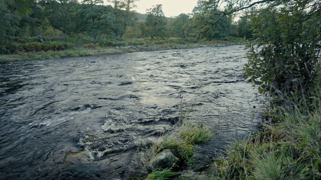 Acqua che scorre sulle rocce nel fiume Avon