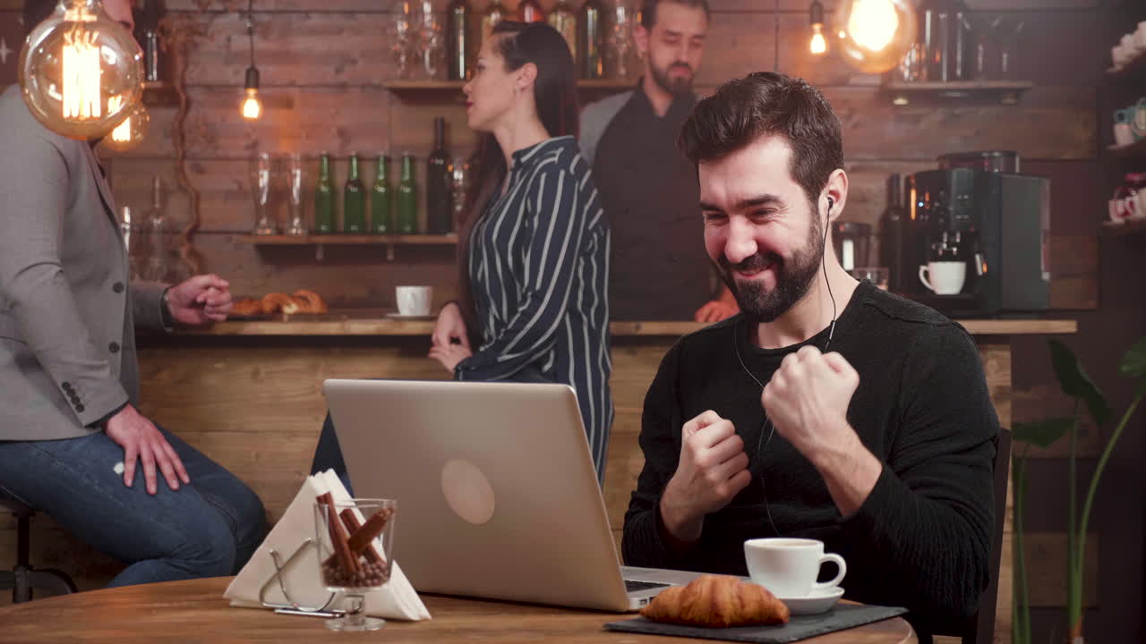 personas que trabajan en un café