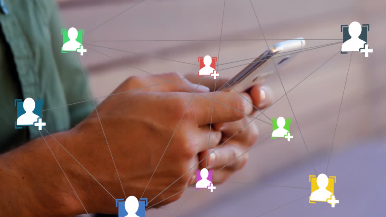 animación de la red de iconos de perfil contra la sección media de un hombre usando un teléfono inteligente al aire libre.