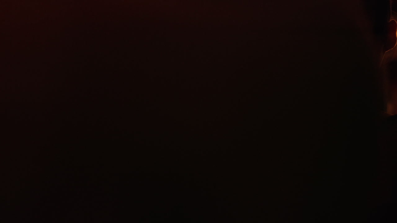 긍정적인 남성과 여성이 레스토랑에서 파티를 즐기고 친구들이 클럽에서 춤을 추고 있습니다.