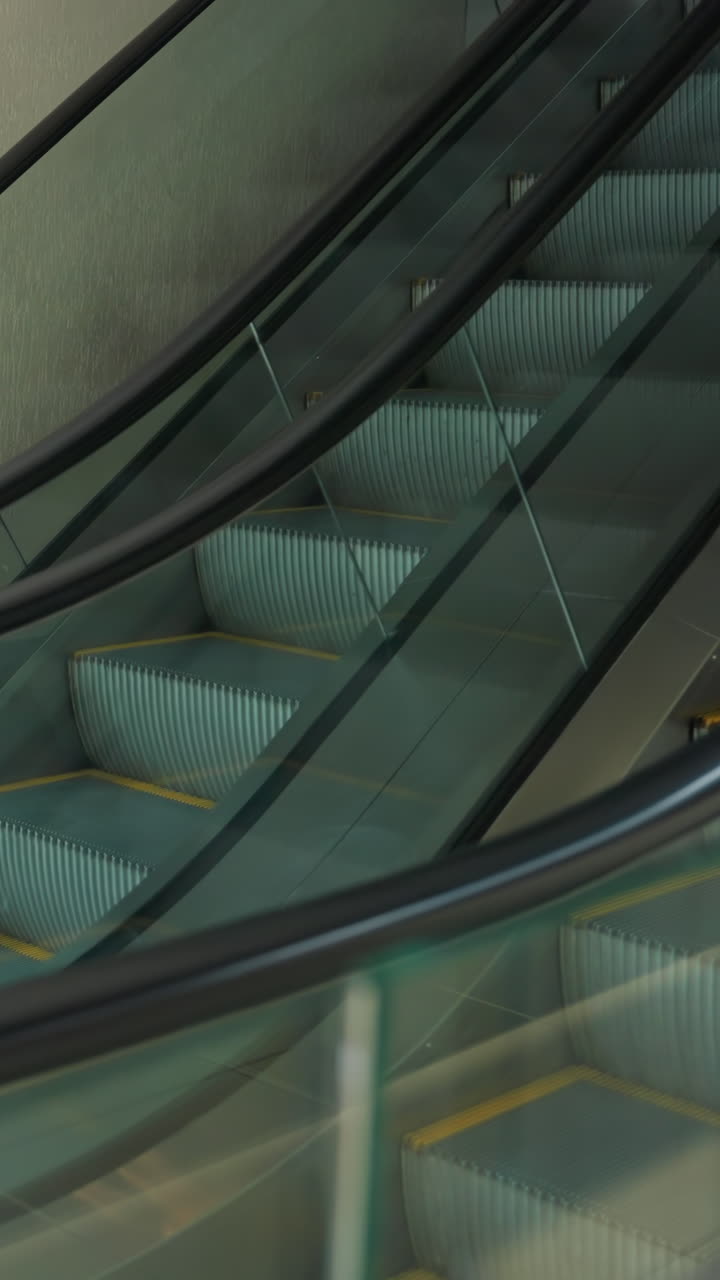 perspectiva en primera persona que muestra una vista lateral de dos escaleras mecánicas, una en funcionamiento y la otra estacionaria