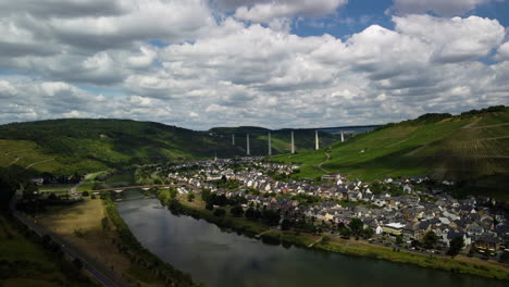 Flug-In-Richtung-Eines-Dorfes-An-Mosel-Und-Weinberg