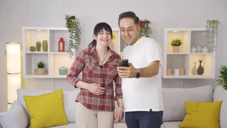 the couple hanging out on the phone laughs with laughter.