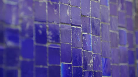 primer plano de un mosaico de azulejos de cerámica de colores de antoni gaudí en su parque guell, barcelona, españa.
