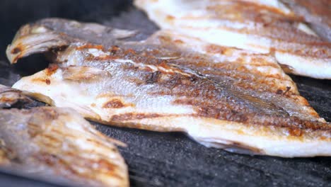 pescado a la parrilla en una sartén
