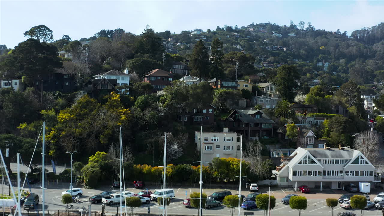 샌프란시스코 베이 지역 캘리포니아 미국의 아름다운 소살리토 도시에 항공 영상 도킹 보트