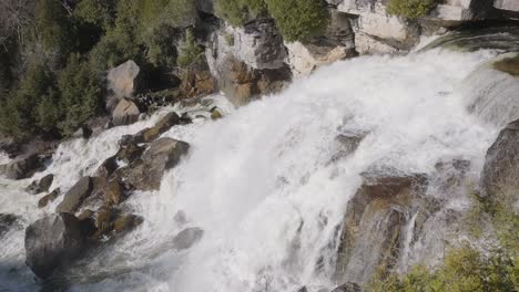 Mächtiger-Wasserfall,-Der-über-Felsen-In-Einer-üppigen-Waldlandschaft-Im-Owen-Sound,-Kanada,-Stürzt