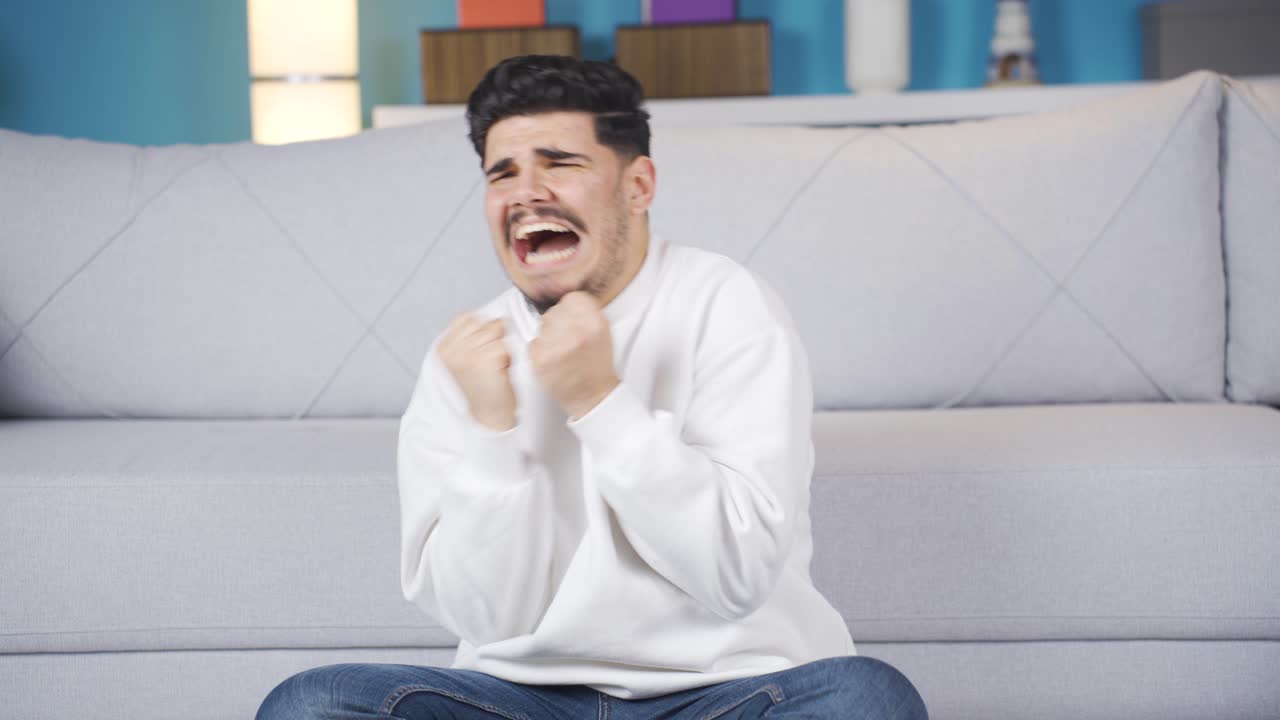 정신나간 젊은이. 심리적 문제가 증가하고 있습니다.