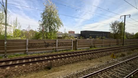 lado pov de la vecindad de cruceros de trenes de pasajeros en europa