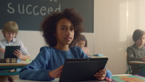 estudiante con una tableta digital en el salón de clases. estudiante usando una tableta