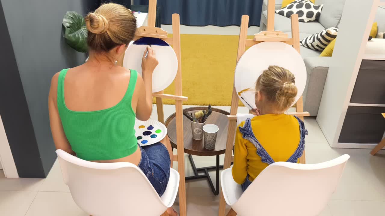 мать и дочь рисуют вместе.