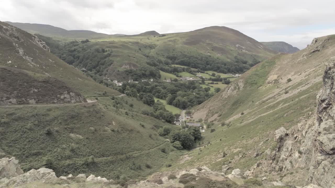 capelulo penmaenmawr montaña galesa valle costero vista aérea norte de gales órbita baja a alta derecha