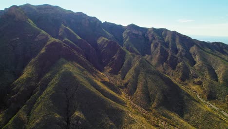 imágenes aéreas de drones de la gran cumbre de la montaña del desierto durante el verano cubierta de plantas verdes del desierto y follaje cerca de la frontera de texas méxico