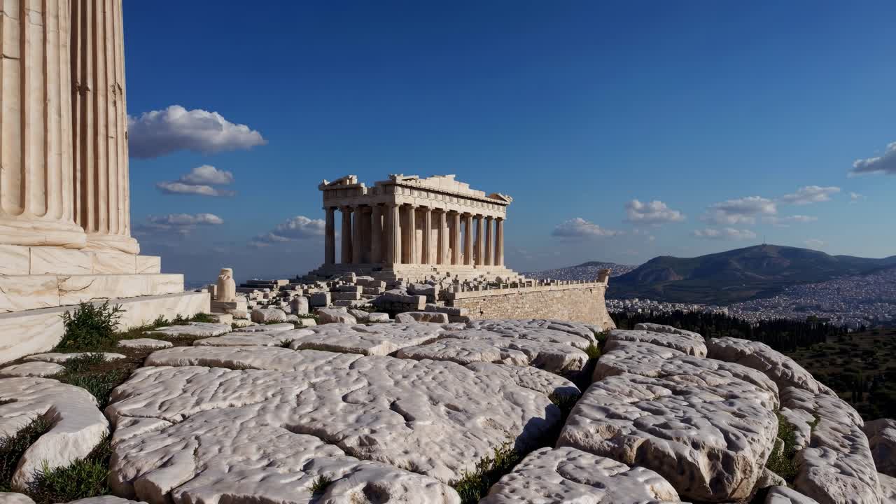 Inquadratura video grandangolare che cattura il Partenone ad Atene, Grecia.
