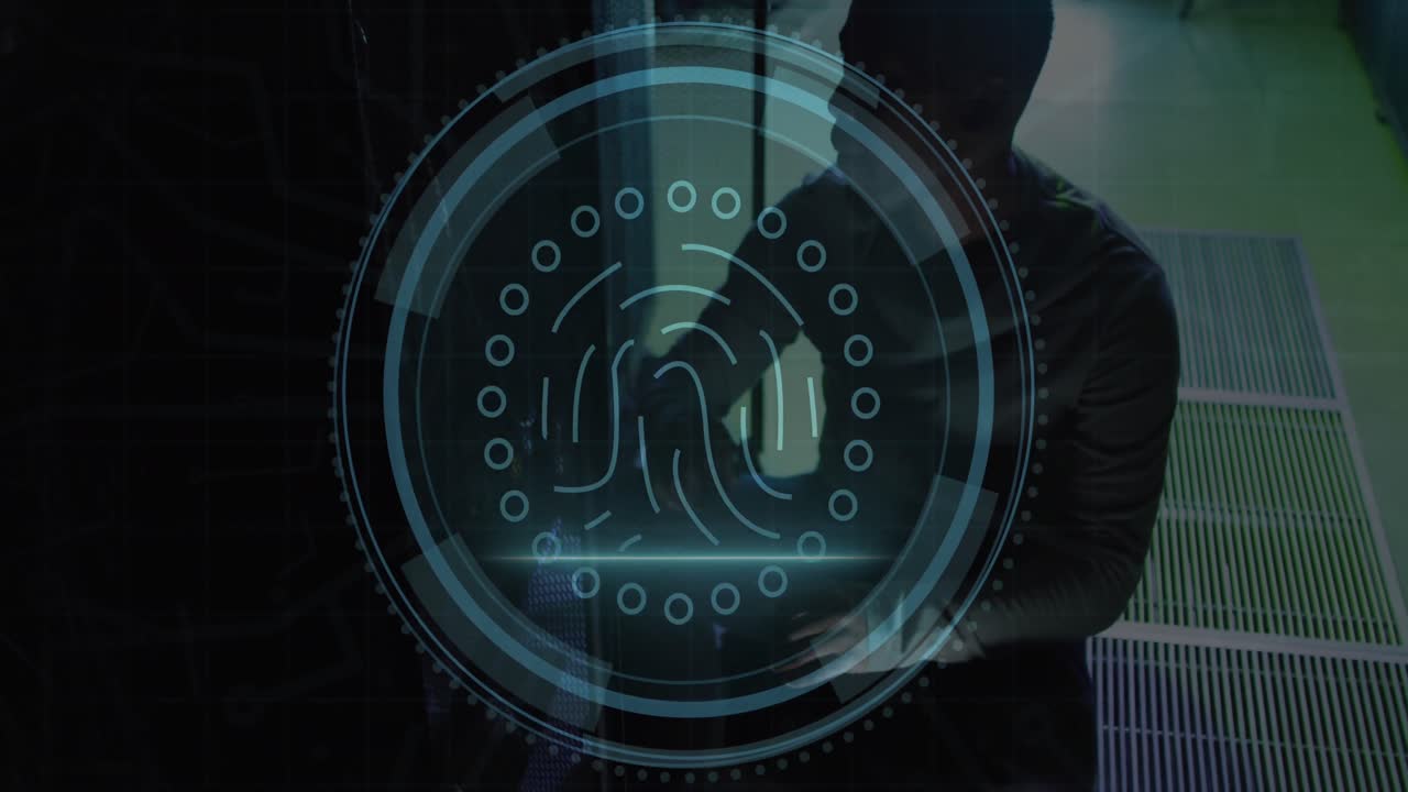 анимация биометрического сканера отпечатков пальцев на афроамериканском инженере-мужчине, работающем в серверной комнате