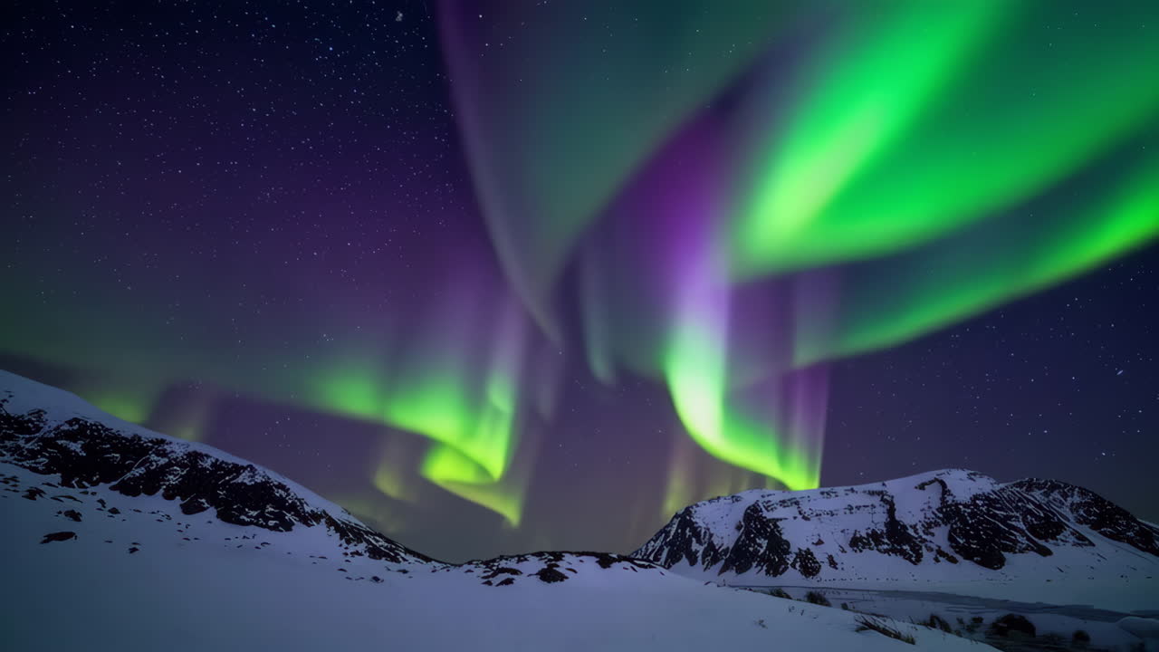 눈 인 산 위의 북극광