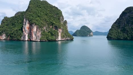 泰國的島<unk>的無人機拍攝, 岩石形成的石灰岩<unk>出水面, 海洋在背景-12