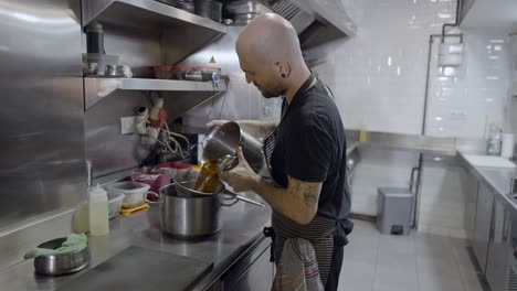 chef preparando comida en una cocina profesional