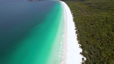 una vista de 4k de un dron de la playa de hyams, una impresionante playa de arena blanca en la bahía de jervis, nueva gales del sur