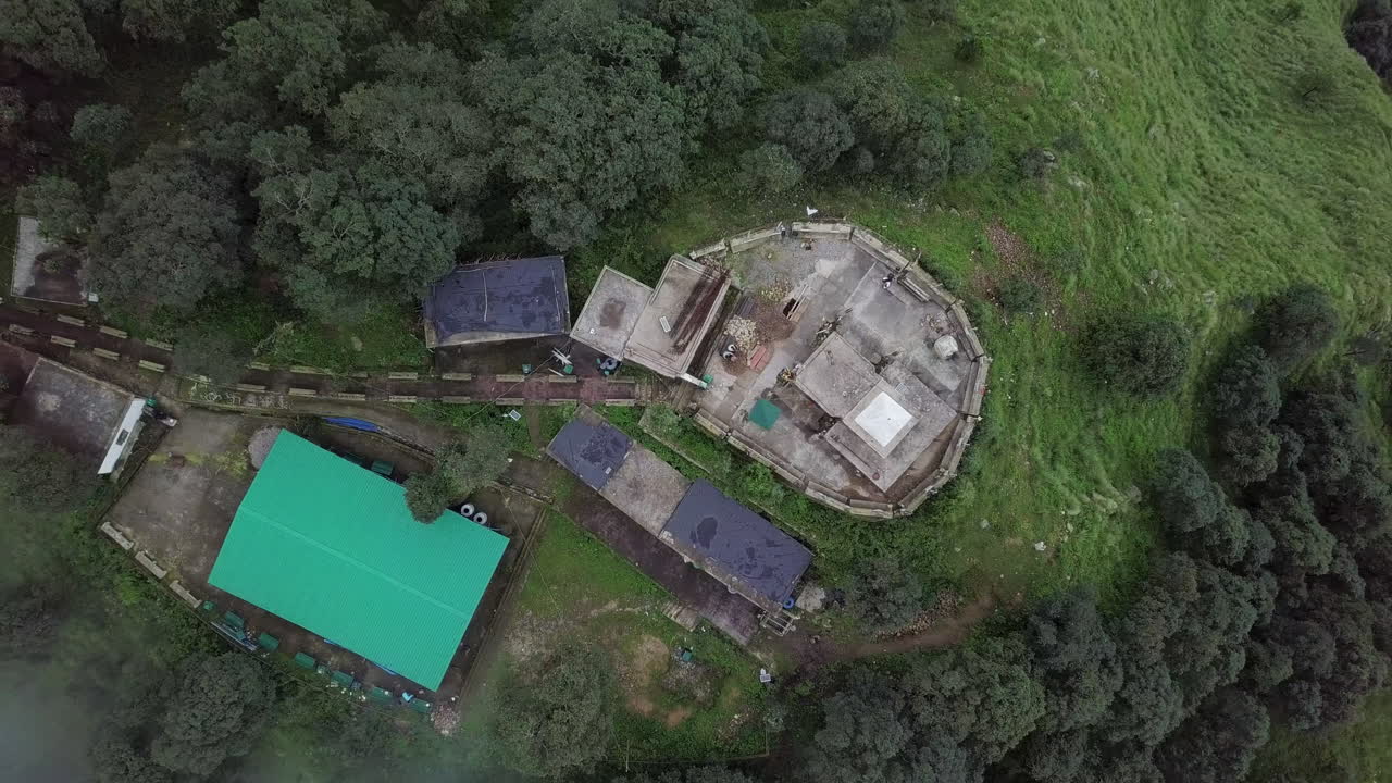 vista aérea de las estructuras en la cima de la montaña en construcción