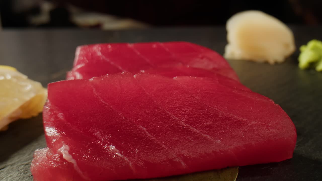 Primo piano di sashimi di tonno