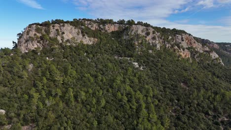 Drohnenaufnahme-Des-Waldhügels-Im-Esporles-Tal-Auf-Dem-Inseldorf-Mallorca-In-Der-Serra-De-Tramuntana,-Spanien