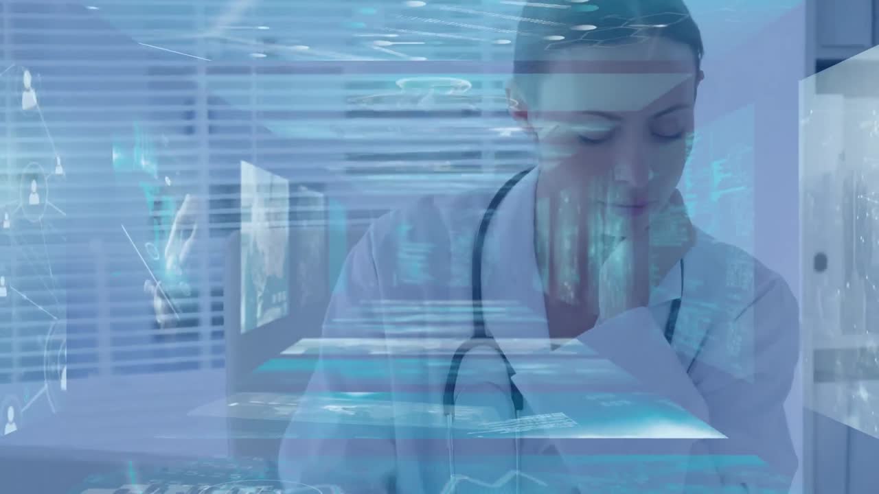 animación de pantallas digitales sobre una mujer caucásica sonriente chequeando documentos