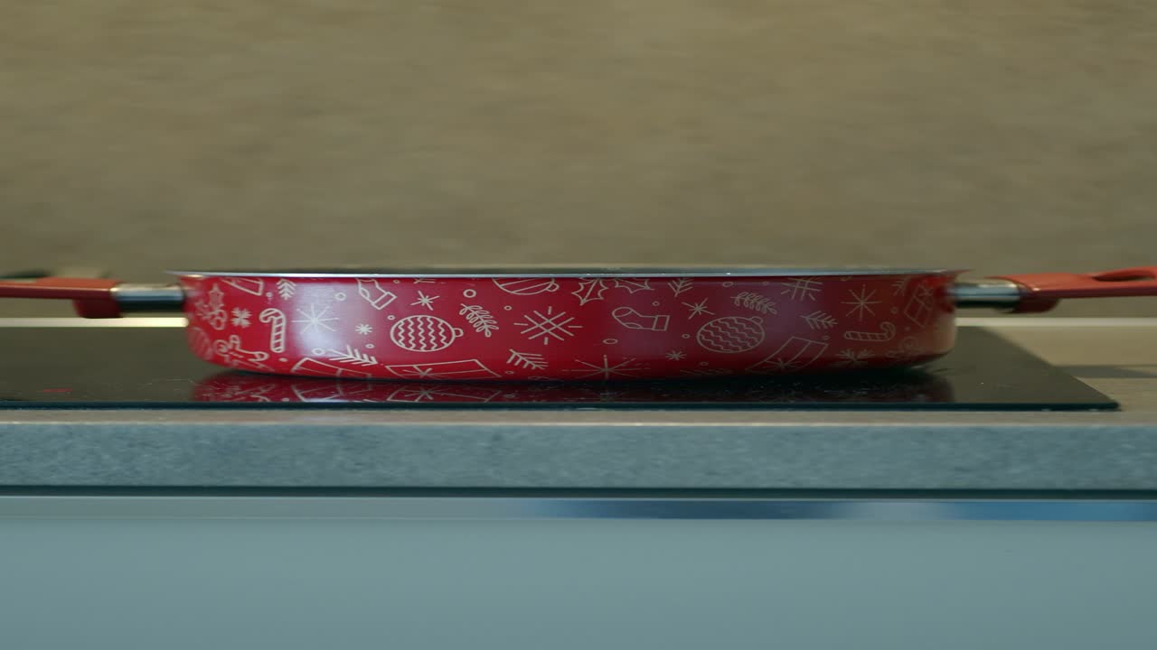 olla de navidad roja en una estufa