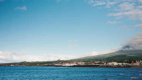 Annäherung-An-Die-Insel-Pico-Mit-Dem-Boot-Auf-Den-Azoren,-Portugal