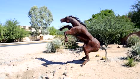 Escultura-De-Un-Gran-Caballo-De-Metal-Sobre-Patas-Traseras