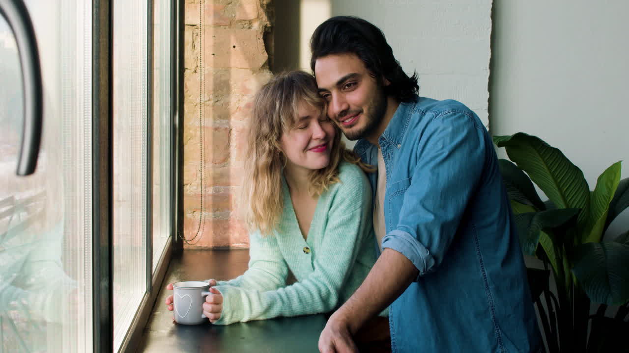 pareja enamorada en casa